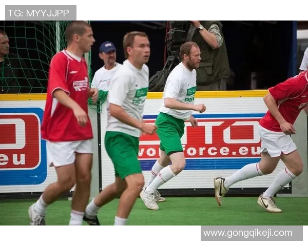 国外足球明星街头踢球引发热潮球迷纷纷围观共同感受足球魅力