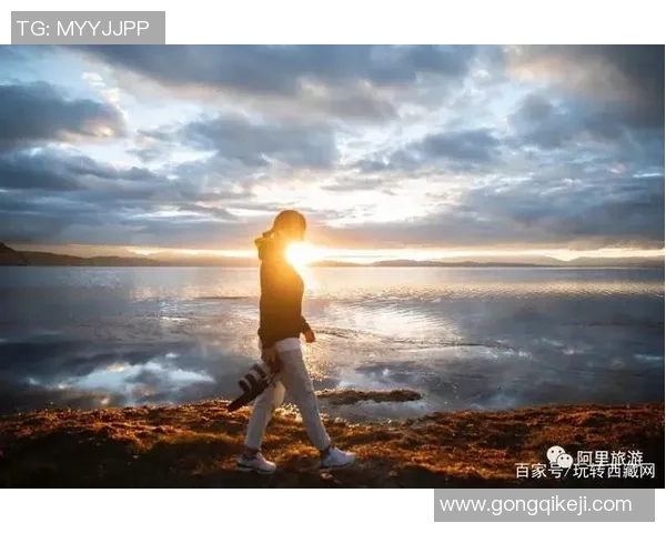 孤独的足球明星在晨曦中独自训练展现坚定信念与不屈精神的瞬间