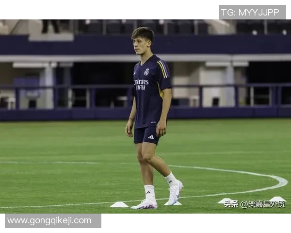 英国足球明星离队引发热议球迷们对未来新星充满期待 英国足球明星离队引发热议球迷们对未来新星充满期待